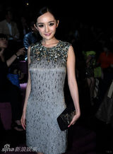 组图：杨幂出席某品牌活动 初次秀美背性感逼人