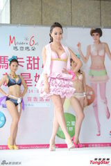 组图：人妻关颖性感挤奶 不怕老公吃醋