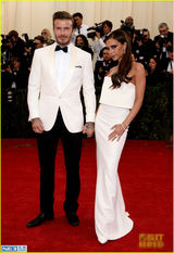 组图：谢耳朵牵手男友秀恩爱 卷福礼服秀贵气