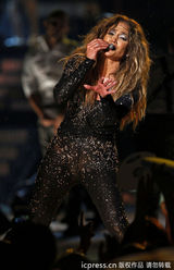 组图：詹妮弗-洛佩兹黑钻裙开唱 金鸡独立翘臀惹火