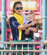 高清图：杰西卡-阿尔芭享受亲子时光小女儿可爱