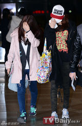 组图：Kara便装赴日 姜智英美颜具荷拉掩面