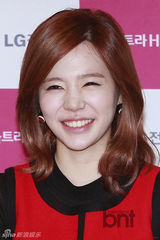 组图：少女时代办粉丝签名会 清新秋装吸引眼球