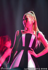 组图：西野加奈糖果色短裙俏皮 清唱粤语歌词