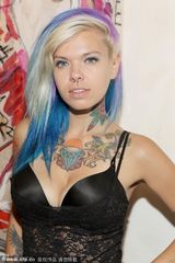 组图：靓模穿黑色胸衣秀身材 胸前纹身显性感