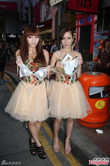 组图：港嫩模组合当街脱内裤给男路人闻