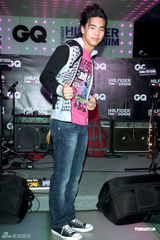 组图：柯有纶为服装助阵演出 透露新专辑12月发行