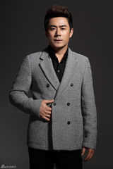 组图：常铖西装迎春来 尽显魅力熟男风范