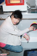 组图：古巨基尚未考虑求婚 代言勾童年回忆