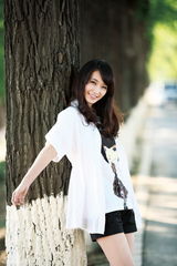 组图：李曼拍摄田园写真 “氧气美女”清新动人