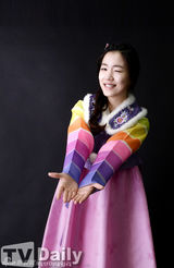 组图：姜韩娜T-ara前成员花英穿韩服拜年