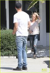 组图：《真爱如血》斯卡斯加德白衣牛仔型男风