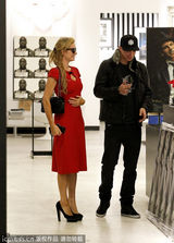 组图：希尔顿携小男友逛街 紧身红裙曲线毕露