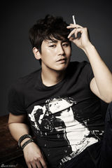 组图：于晓光秀肌肉线条 眼神勾魂玩转雅痞