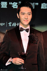 组图：冯绍峰上海做代言 睿智潇洒彰显绅士魅力