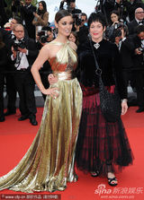 组图：贝纳尼丝吊带裙显波涛汹涌