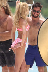 组图：超模坎蒂丝海边拍写真 性感比基尼上阵