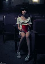 幻灯图：尹媗拍摄潮流大片 性感复古展现女人味