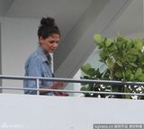 组图：阿汤哥赤膊海滩庆生 苏瑞涂花脸秀粉红比基尼