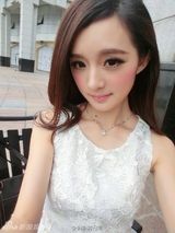 组图：女子酷似杨幂  网友直呼傻傻分不清