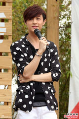 组图：王子许哲佩合作舞台剧感情戏多