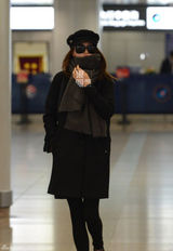 组图：唐嫣潮装回京 金鸡独立整理鞋