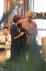 组图：于小伟携神秘女子出行 戴情侣链疑似女友