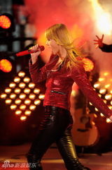 组图：泰勒跨年激情献唱 紧身皮衣跪地狂野嘶吼