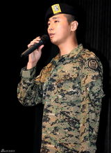 高清组图：李准基朱智勋演音乐剧 穿军装亮相显帅气
