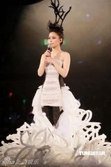 幻灯图：Twins开唱花样百变 好友容祖儿登台助阵