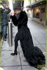 组图：Gaga全黑装扮似巫婆 大衣拖地引围观