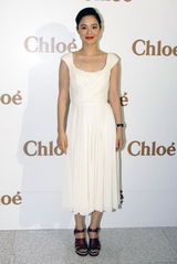 组图：周韵亮相国际品牌时装秀 穿白裙知性温婉