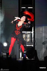 组图：张惠妹火红爆乳装亮相 歌迷点唱HIGH翻天