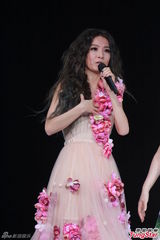 组图：Selina延迟造人 Ella挤胸性感舞老公最爱