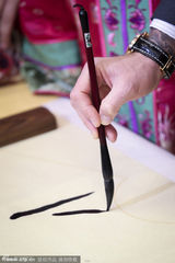 组图：小贝参观史家胡同小学 现场学书法写名