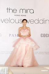 组图：Amanda S.订婚后首披婚纱 自称未婚夫很大方