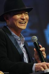 高清图：刘德华胯裆裤扮潮男 与大S跳国标借位亲吻