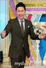 组图：《申东烨与纯情女》发布 女星拼性感