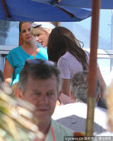 组图：小天后斯威夫特与戈麦斯相约出街