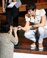 高清图：郑元畅韩国粉丝见面会 小综蓄胡显男人味