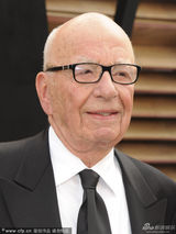 组图：82岁默多克亮相名利场晚宴 金发女郎相伴