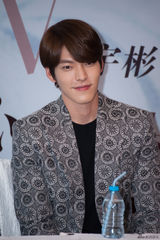 组图：金宇彬上海会粉丝 最想合作成龙章子怡