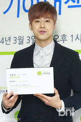 组图：东方神起允浩当选饥饿对策宣传大使