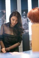 组图：张雨绮受邀赏手表 优雅婉约展笑颜