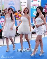 组图：神话李孝利等亮相20代选择颁奖礼蓝地毯