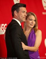 组图：格莱美关怀奖女星竞艳 GaGa古典装被强抱