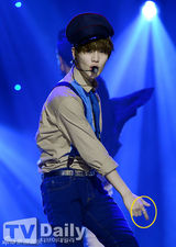 组图：SHINee复古亮相《冠军秀》4minute潮味足