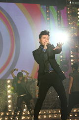 组图：深圳卫视大连跨年 古巨基胡彦斌等献唱