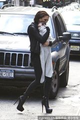 组图：贝嫂踩高跟稳健抱女 小公主包裹严实似蚕宝宝