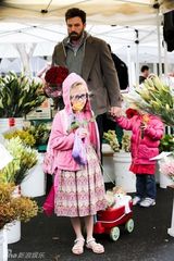 组图：本-阿弗莱克牵两女儿逛集市奶爸范儿十足